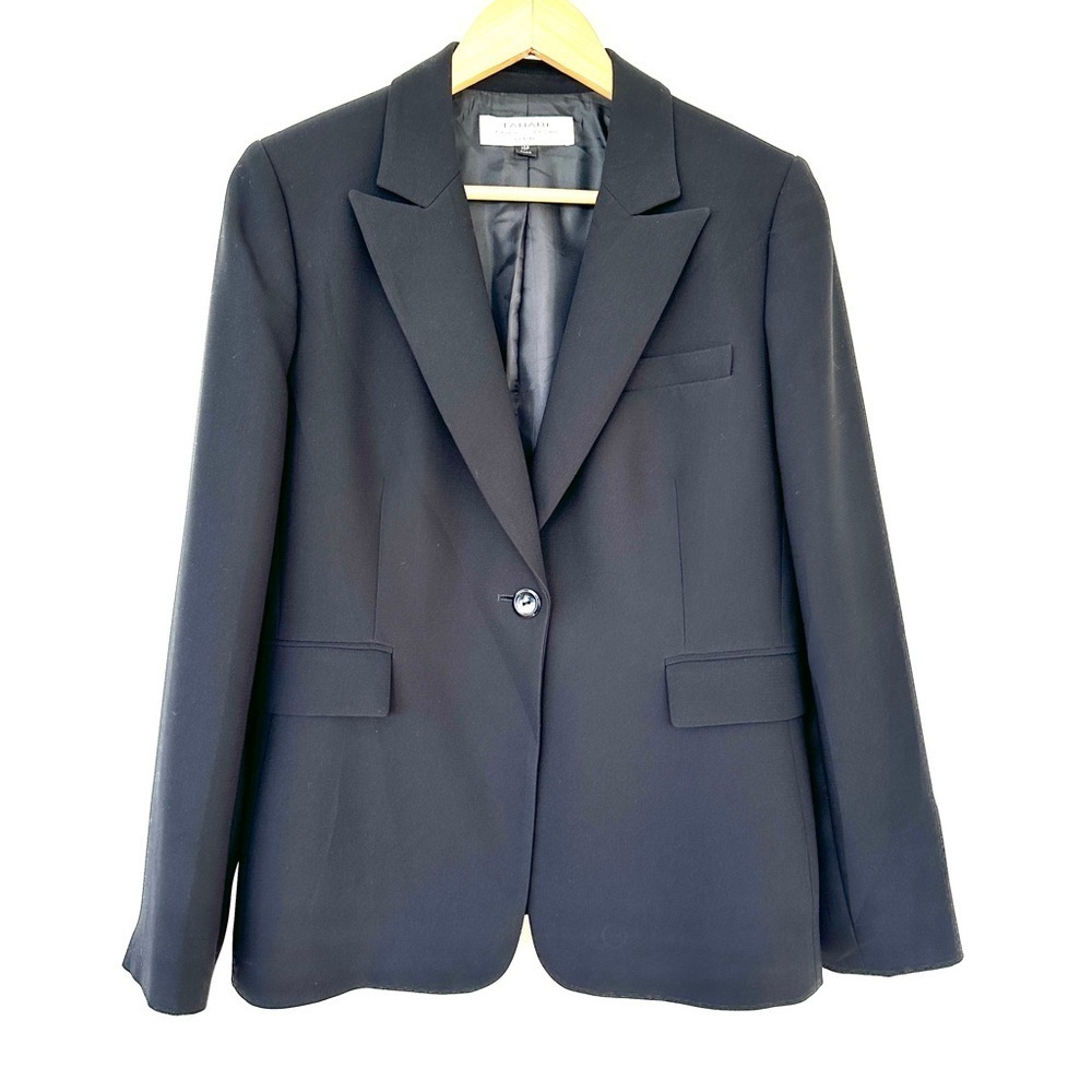 Tahari fitted blazer, single button closure, fully lined, petite size